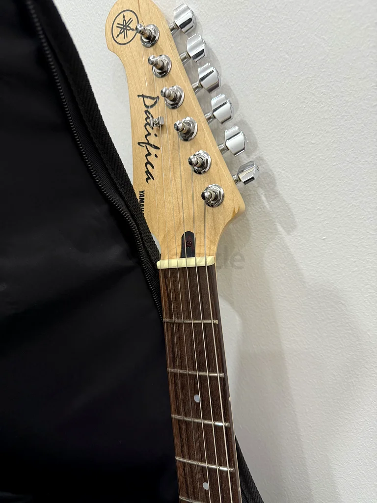 Rock Your World with This Stunning Electric Guitar!63205879561347111