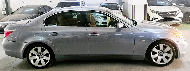 للبيع: بي إم دبليو 530i - 2005 | رمادي | حالة ممتازة | 118,000 كم63158800594946112