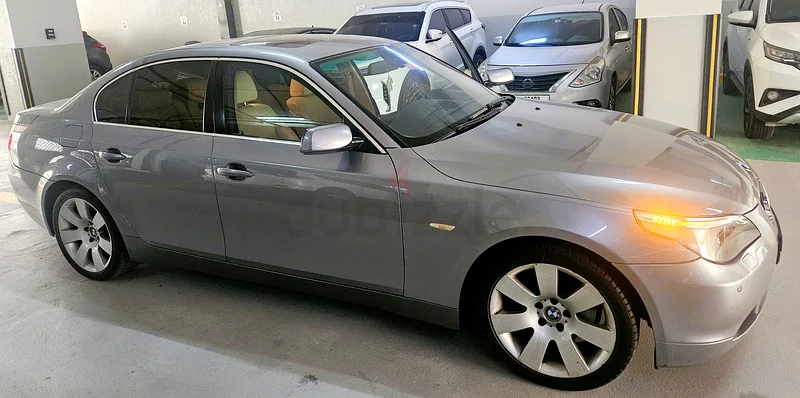 للبيع: بي إم دبليو 530i - 2005 | رمادي | حالة ممتازة | 118,000 كم63158800594946113