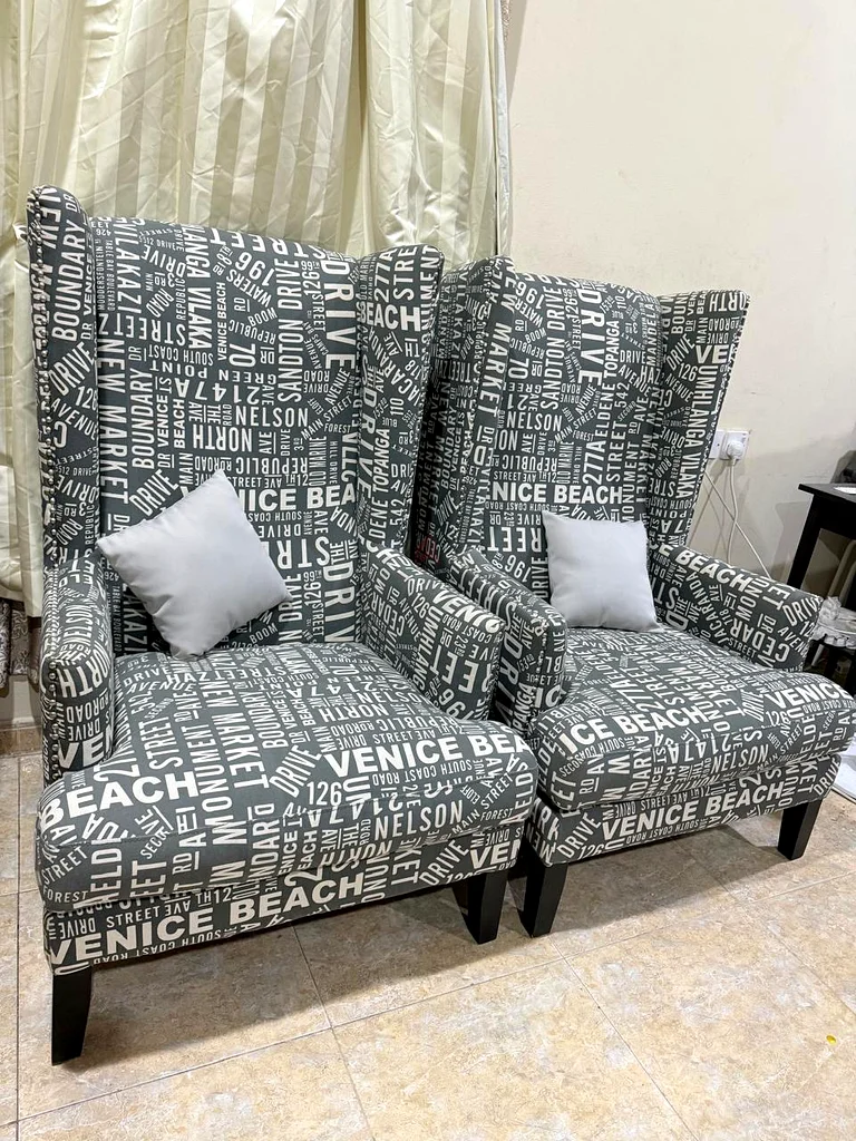كراسي أنيقة بظهر عالٍ مع وسائد ديكوراتية63222341693570112