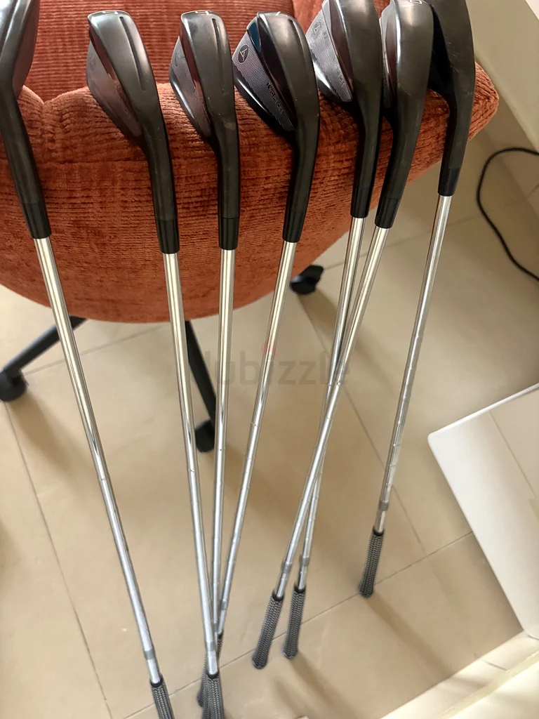 Premium Golf Club Set with Stylish Stand Bag. Perfect for beginners.63169467434114112