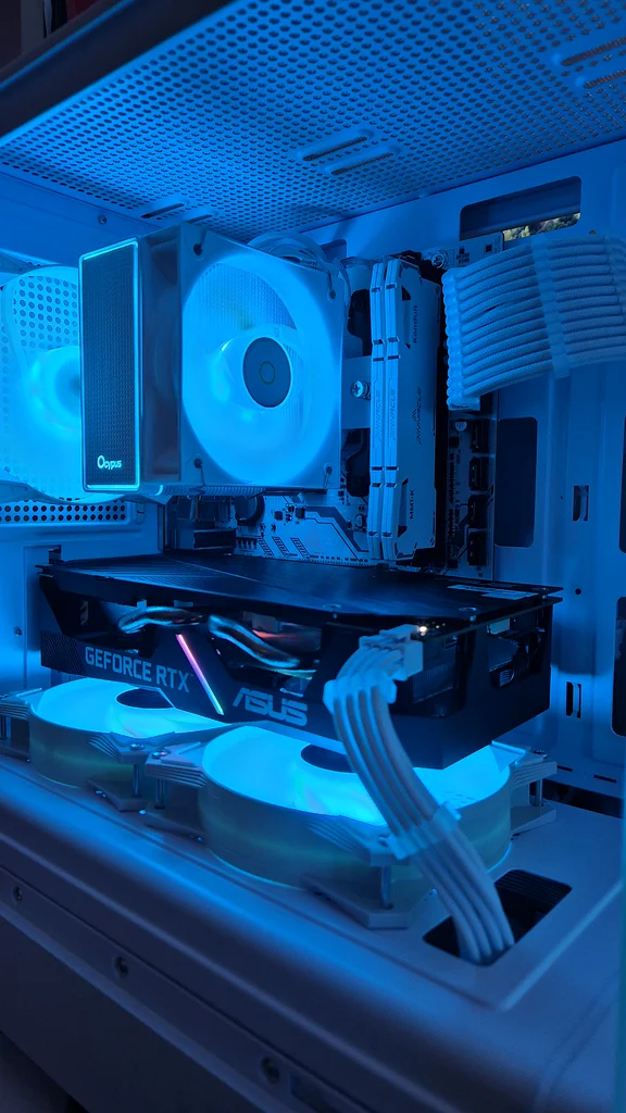 كمبيوتر ألعاب أبيض أنيق مع بطاقة RTX 406063176188673410113