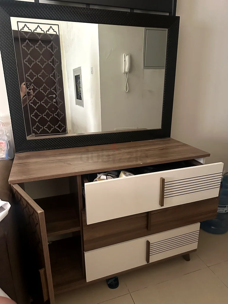 خزانة منزلقة مع طاولة تصفيف للبيع — السعر قابل للتفاوض63217324105858111