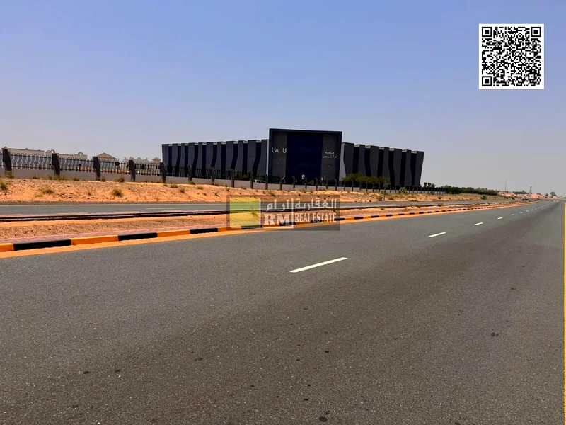 فيلا سكنية بزاوية كبيرة للبيع على الطريق الرئيسي  
"أراضٍ سكنية للبيع في أكبر مشروع في أم القيوين – بساتين السرة"63184695390594114