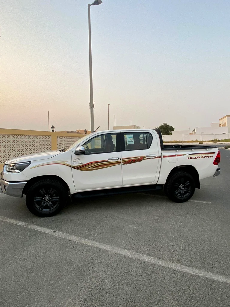 Toyota Hilux SR5 2024 full automatic very low mileage63147688555651111