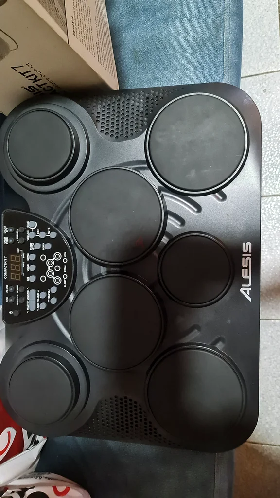 طقم طبول إلكتروني مدمج من Alesis - مثالي للمبتدئين!63201680235393113