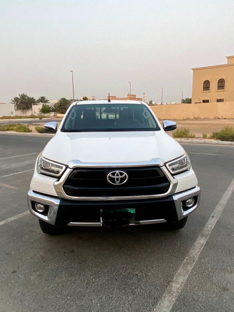 Toyota Hilux SR5 2024 full automatic very low mileage63147688555651112