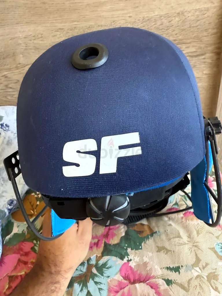خوذة رياضية من SF: السلامة أولاً!