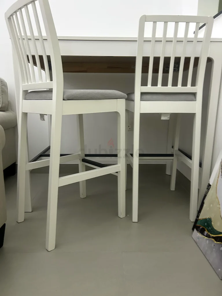 طاولة بار بيضاء أنيقة من إيكيا إيكيدالين للمنازل العصرية63188642356097114