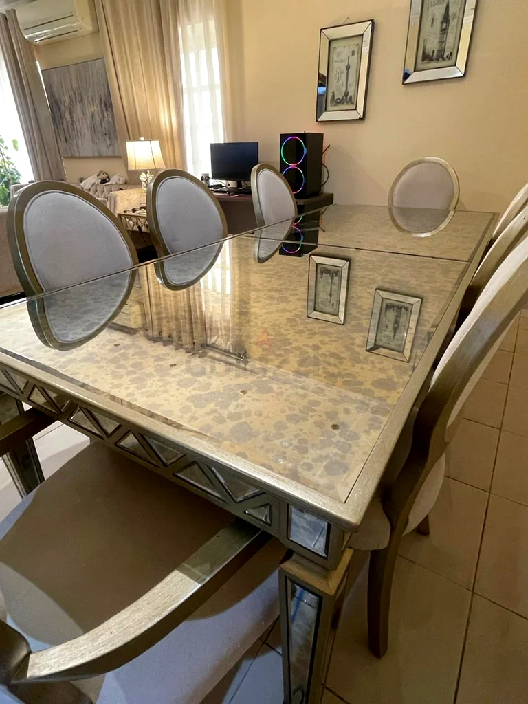 عاجل للبيع! طقم طاولة طعام أنيقة بسطح من الزجاج مع 8 كراسي أنيقة63216830098690111