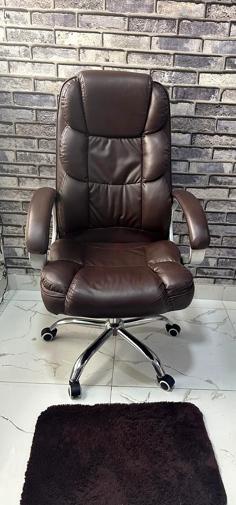 Sleek and Comfortable Office Chair - Perfect for Home or Work63219348730243111