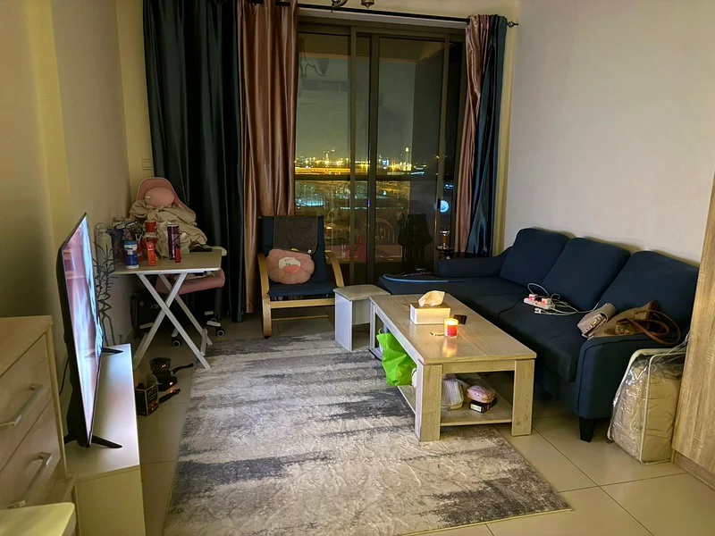 غرفة كبيرة مع شرفة - مرحاض لفتاة واحدة فقط63128168591747111