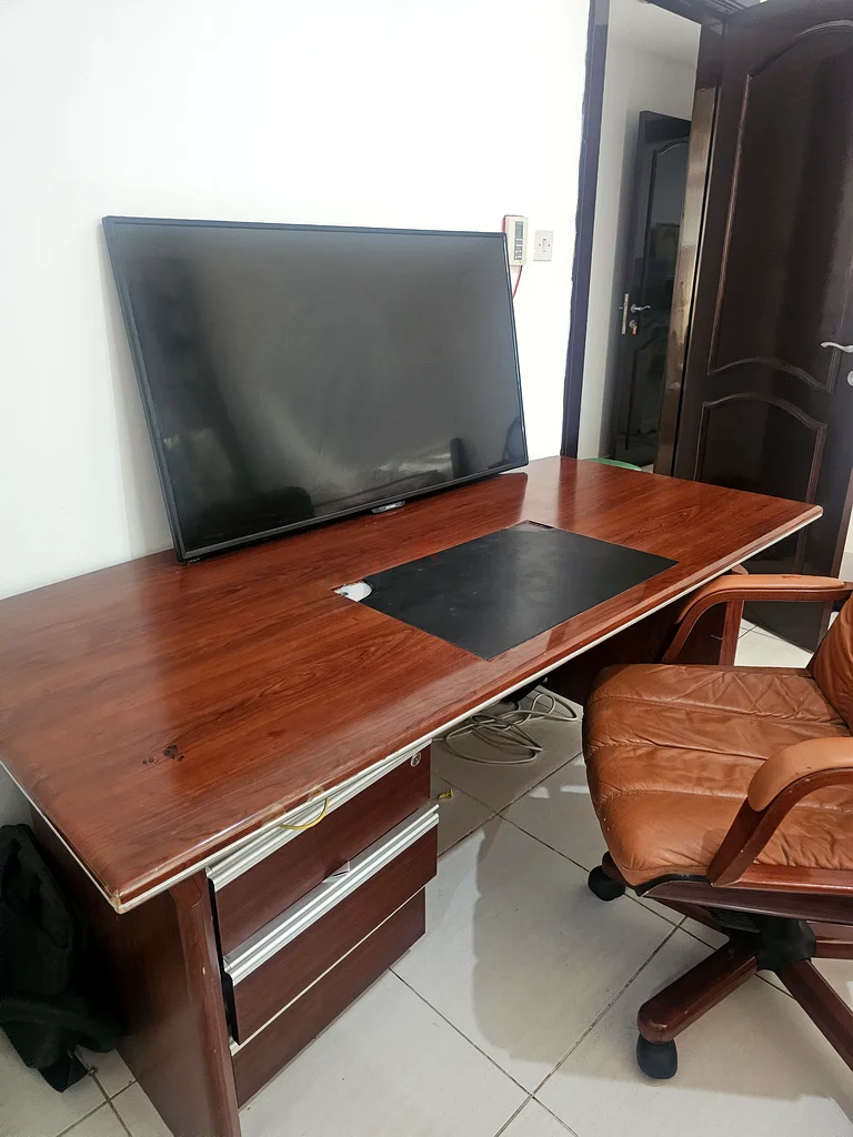 Modern Office Desk with Chair - Perfect for Your Workspace!632178231674911112