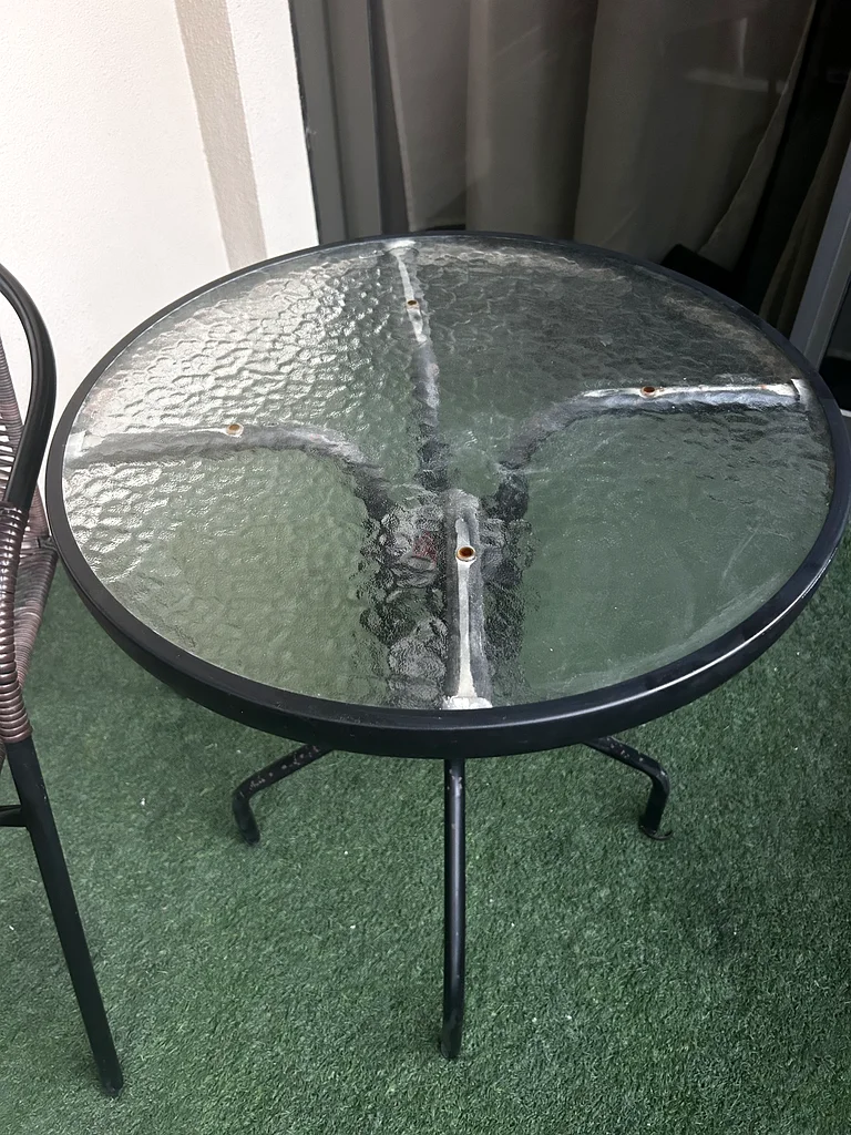 كرسيان مع طاولة زجاجية63180360304131111