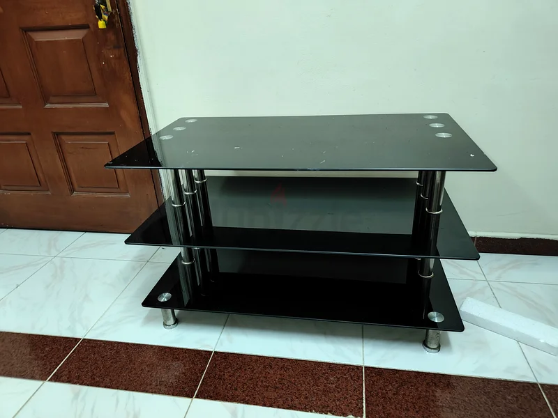 حامل تلفزيون/وسائط عصرية من الزجاج الأسود – بثلاث طبقات63217824592769110