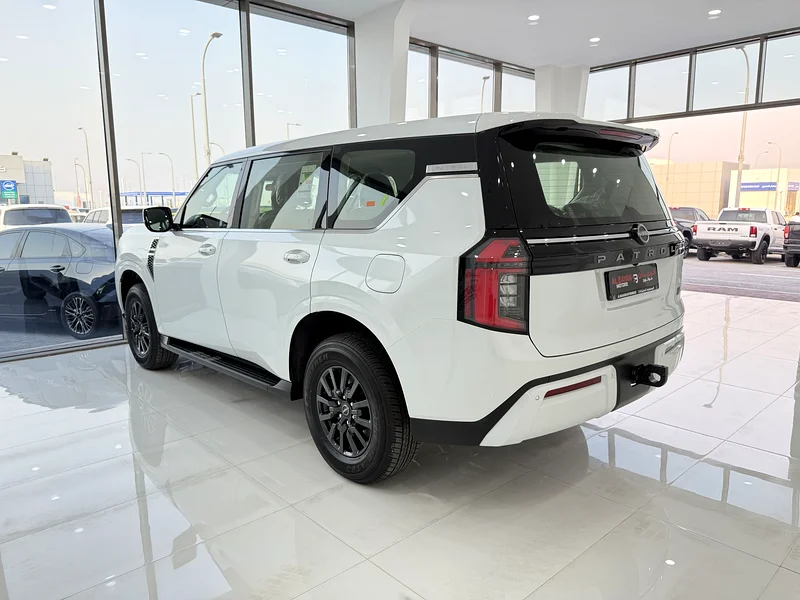 Nissan Patrol XE, non-turbo, white/black, Gulf version, Al Masood 202663138719588866113