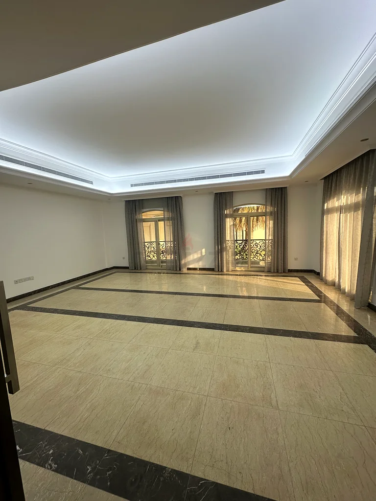 غرفة عائلية متاحة63128168070018111