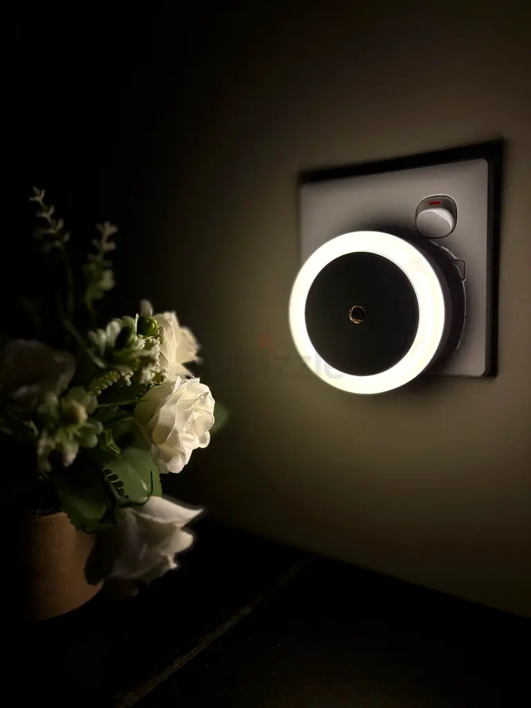 مقبس إضاءة ليلية LED، أبيض دافئ - يعمل تلقائيًا من الغسق حتى الفجر، استهلاك طاقة منخفض جدًا 0.5 واط، صغير