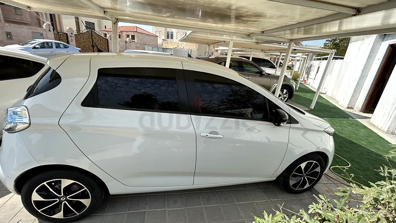 Selling a full electric 4 doors French ZOE63221301827075113