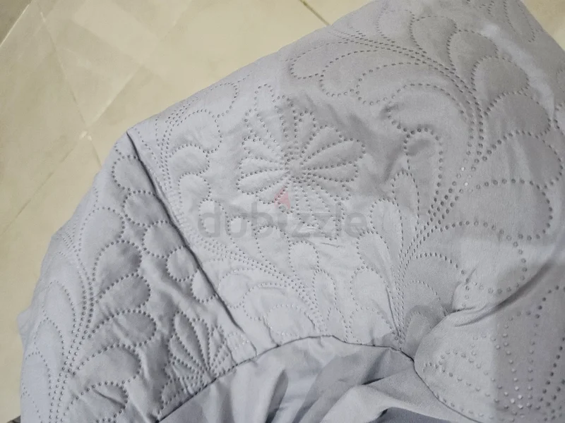 غطاء واقي أنيق مقاوم للماء للمرتبة بلون رمادي داكن. الحجم 180 سم × 200 سم63215372586627112