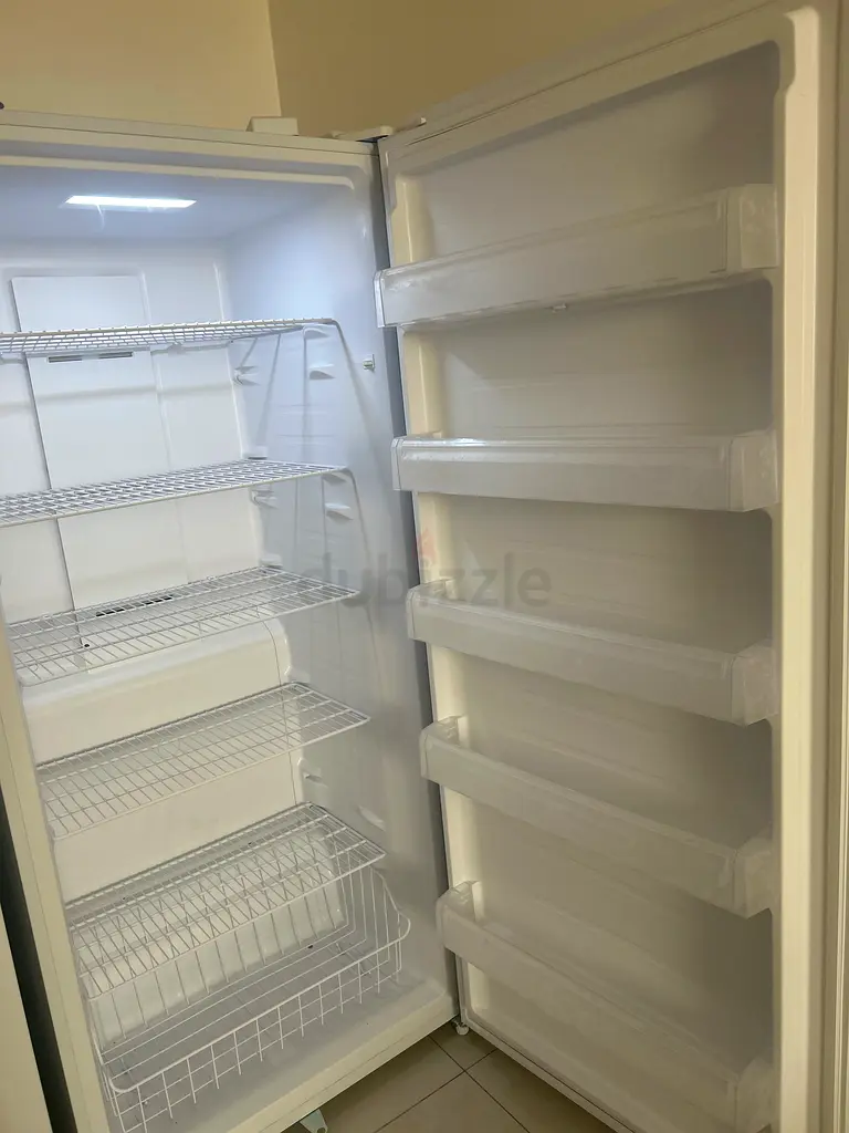 تجميد واسع مع عدة أقسام للبيع