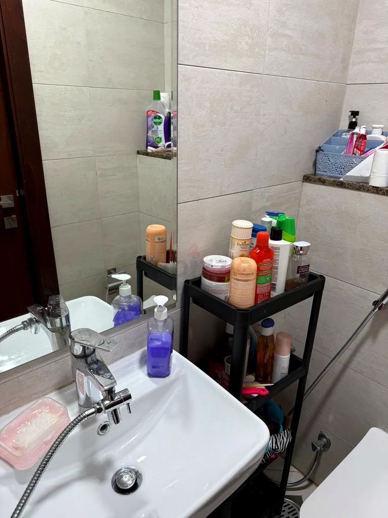 غرفة كبيرة مع شرفة - مرحاض لفتاة واحدة فقط63128168591747112