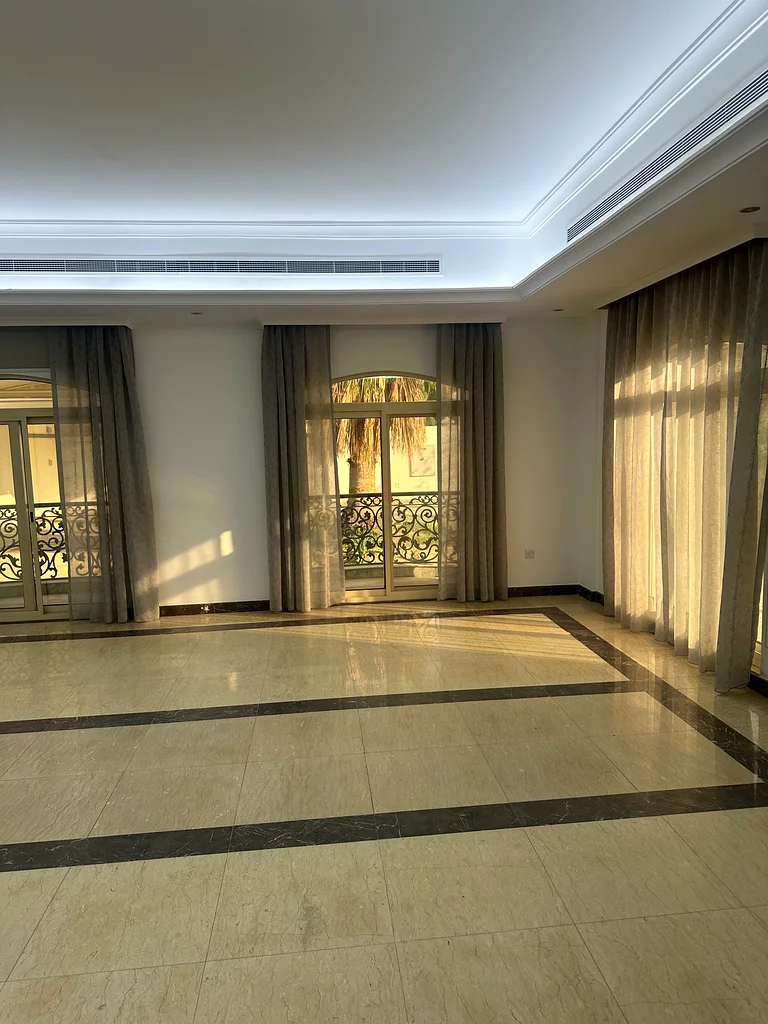 غرفة عائلية متاحة63128168070018112