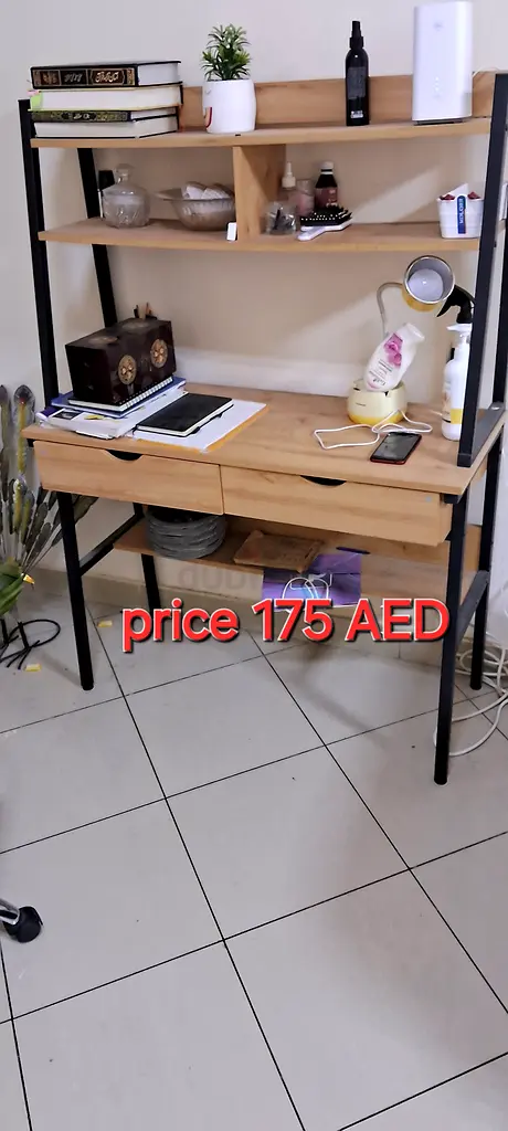مكتب دراسة أنيق وبأسلوب بسيط مع رف