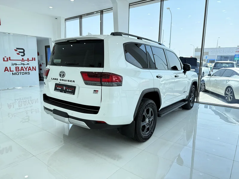 Toyota Land Cruiser GR Sport Twin Turbo White/Red Gulf Foteim 202363158340317955112