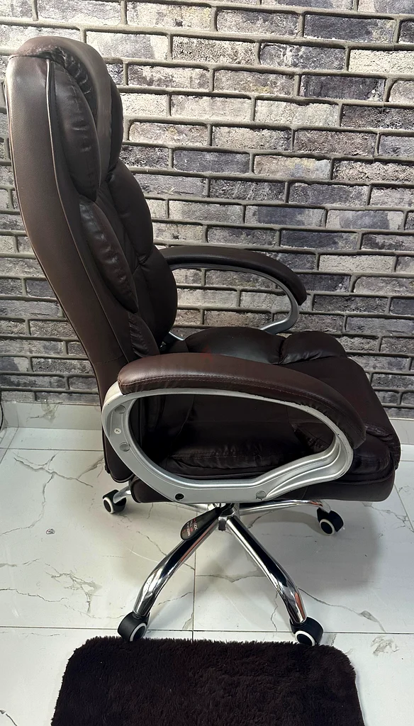 Sleek and Comfortable Office Chair - Perfect for Home or Work63219348730243114