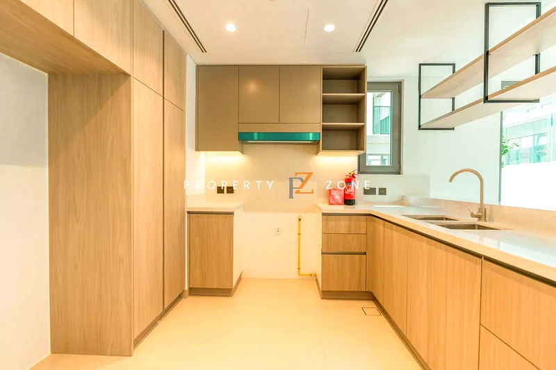 Stylish 5-Bedroom Townhouse | Perfect for Families63238573533442113