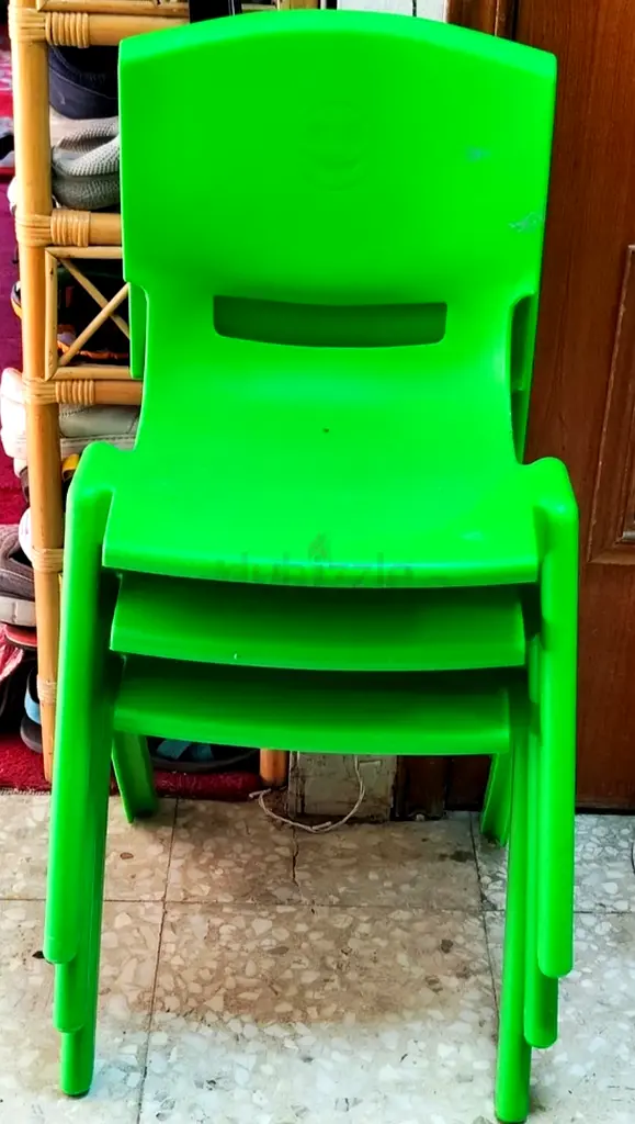 طاولة مع كراسي