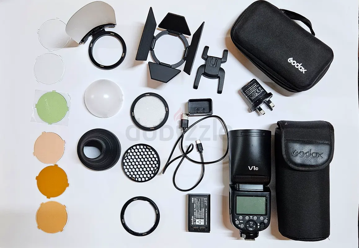 GODOX V1 FLASH FOR CANON CAMERA WITH ACCESSORIES IN EXCELLENT CONDITION