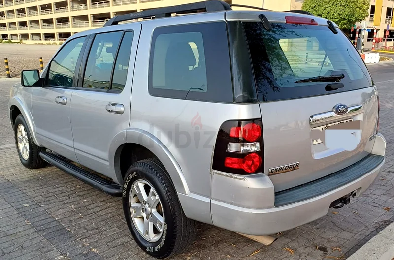 Ford Explorer XLT 2010 Model with 6 Airbags.63149117982339114