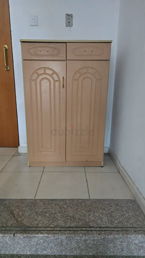 رف أحذية أنيق ووظيفي معروض للبيع