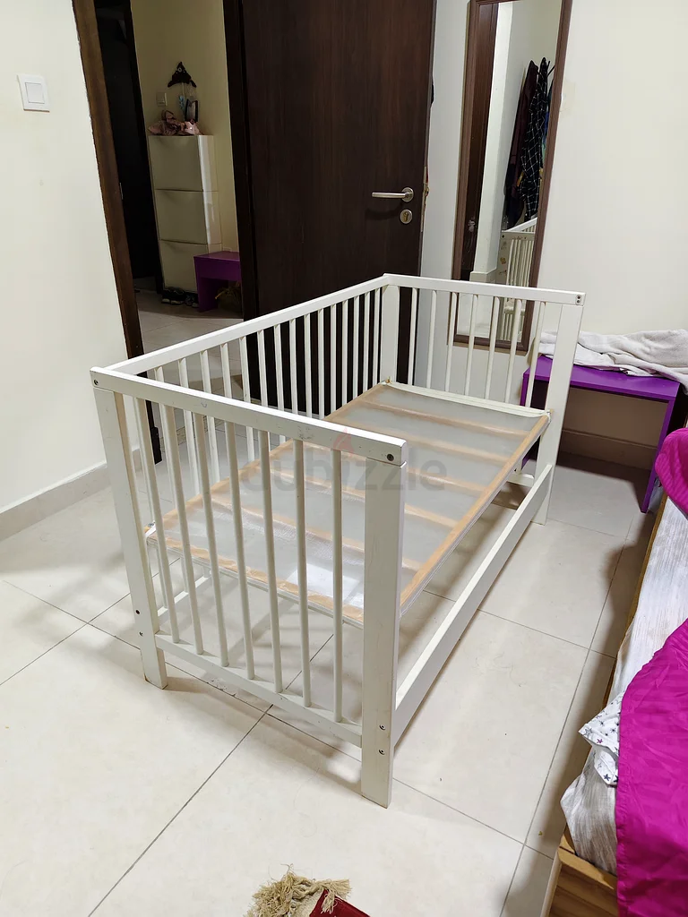 سرير أطفال أنيق وبسيط من إيكيا للبيع!63195624829314112