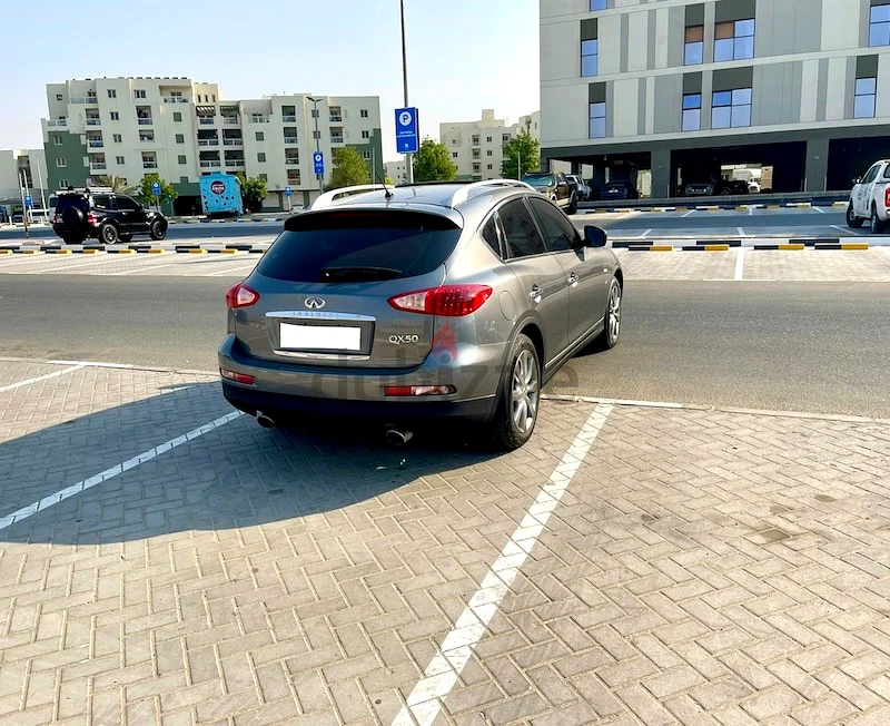 إنفيني QX50 مُشغّلة من قبل امرأة وتم صيانتها من قبل دينا تريد63174307246081114