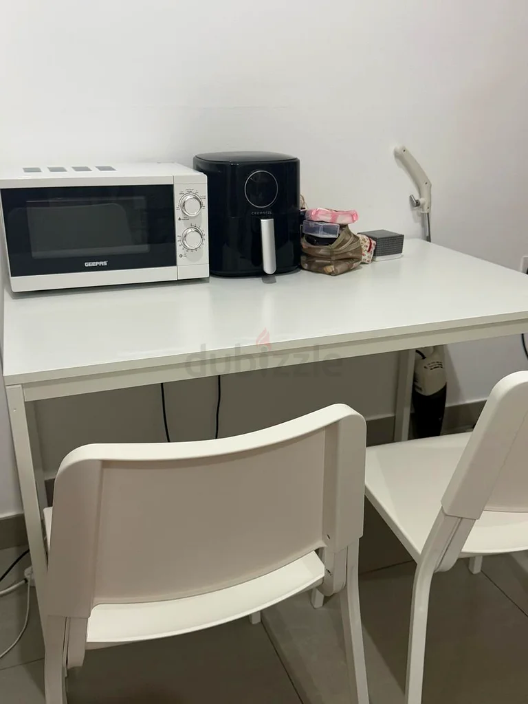 طاولة طعام بيضاء حديثة مع كرسيين63217328363777113