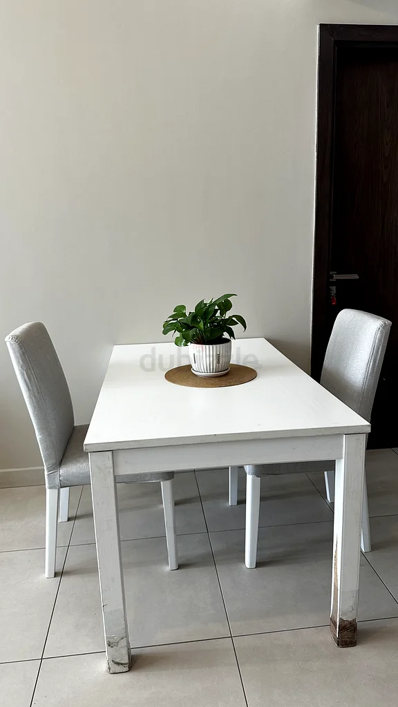 مجموعة طاولة طعام بيضاء أنيقة مع كراسي عصرية632173281777941126