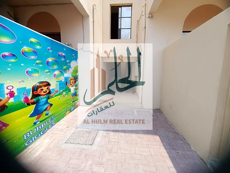 العقار هو مبنى سكني وتجاري. يقع في الروضة 2. يحتوي على الطابق الأرضي والطابق الأول والسقف. عمر المبنى حوالي 15 سنة. وهو63195082799361113