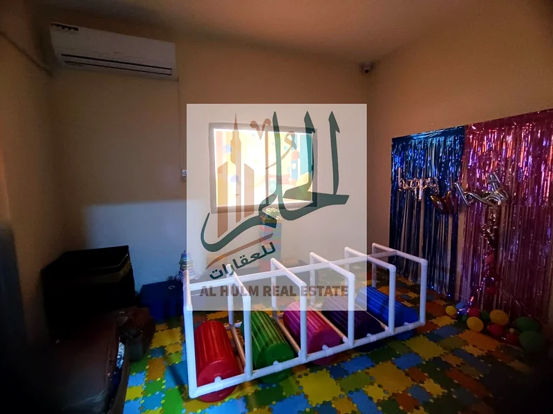 العقار هو مبنى سكني وتجاري. يقع في الروضة 2. يحتوي على الطابق الأرضي والطابق الأول والسقف. عمر المبنى حوالي 15 سنة. وهو63195082799361114