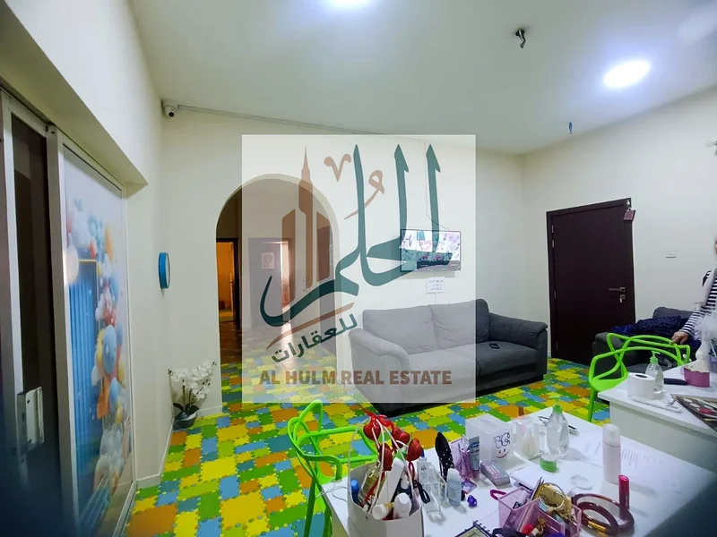 العقار هو مبنى سكني وتجاري. يقع في الروضة 2. يحتوي على الطابق الأرضي والطابق الأول والسقف. عمر المبنى حوالي 15 سنة. وهو63195082799361112