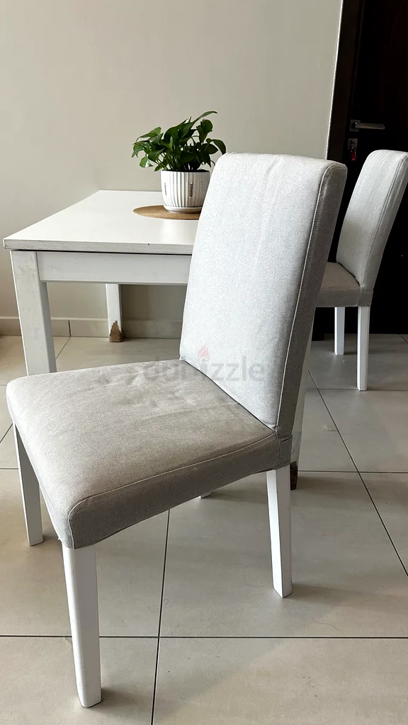 مجموعة طاولة طعام بيضاء أنيقة مع كراسي عصرية63217328177794113