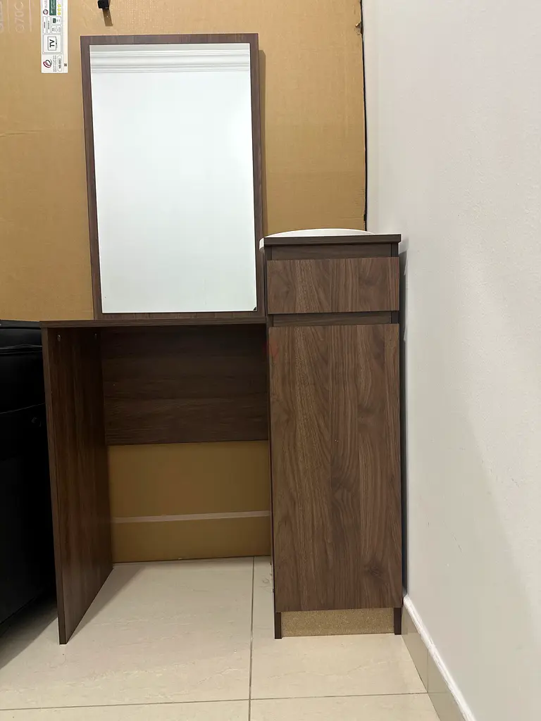 Stylish and Functional Dressing Table with Mirror