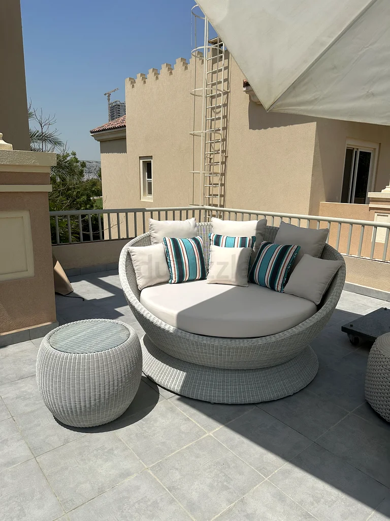 سرير نهاري أنيق مع مظلة وطاولة قهوة من زجاج مقسّى من بلومنر63190123735170111