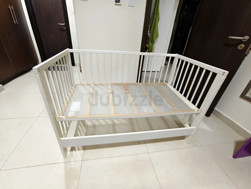 سرير أطفال أنيق وبسيط من إيكيا للبيع!63195624829314111