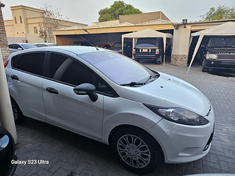 سيارة فورد فييستا طراز 2012 من فئة أمبينتي، تعمل بحالة جيّدة ولكنها تحتاج إلى بعض الصيانة63233587828738112