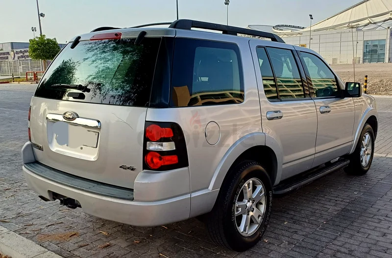 Ford Explorer XLT 2010 Model with 6 Airbags.63149117982339113