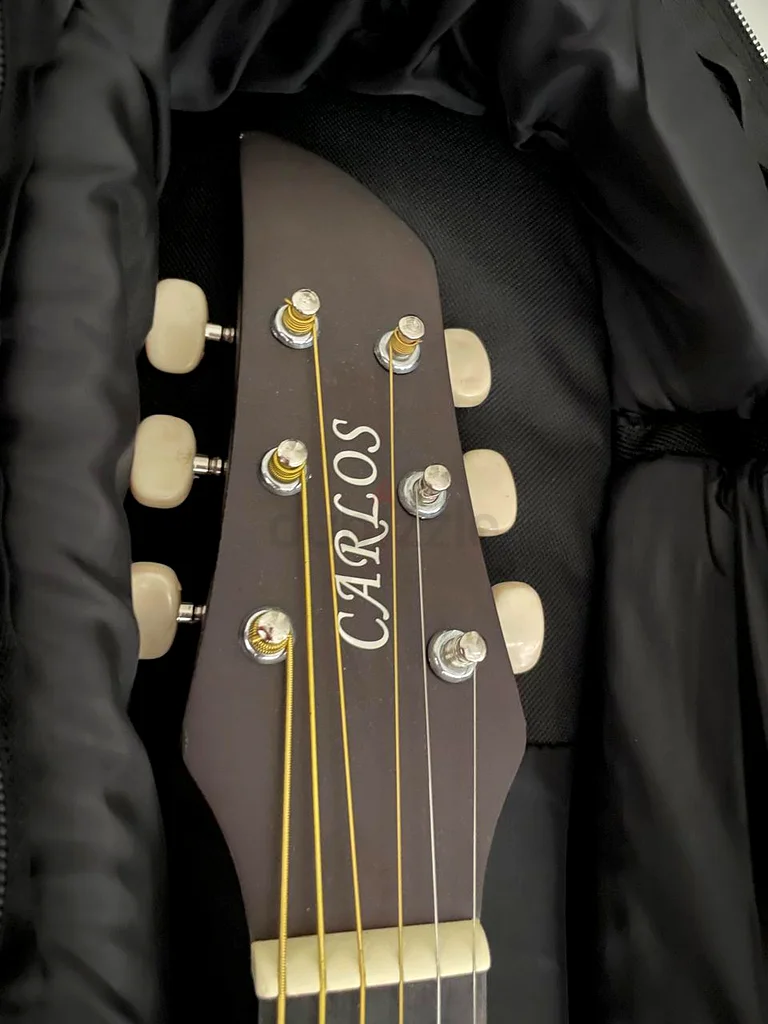 Carlos Acoustic Guitar in Excellent Condition!63230179818881111