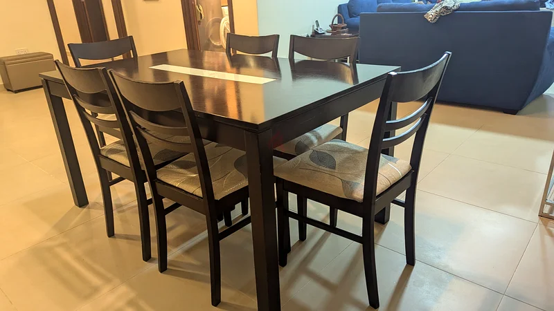 6 seater dining table great condition (Home Box)63218317373185112